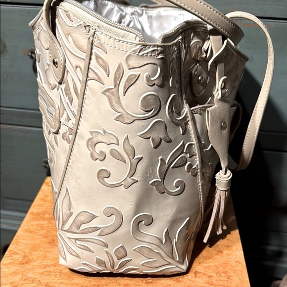 Elegant Floral Embossed Beige Handbag - Picture 5 of 9